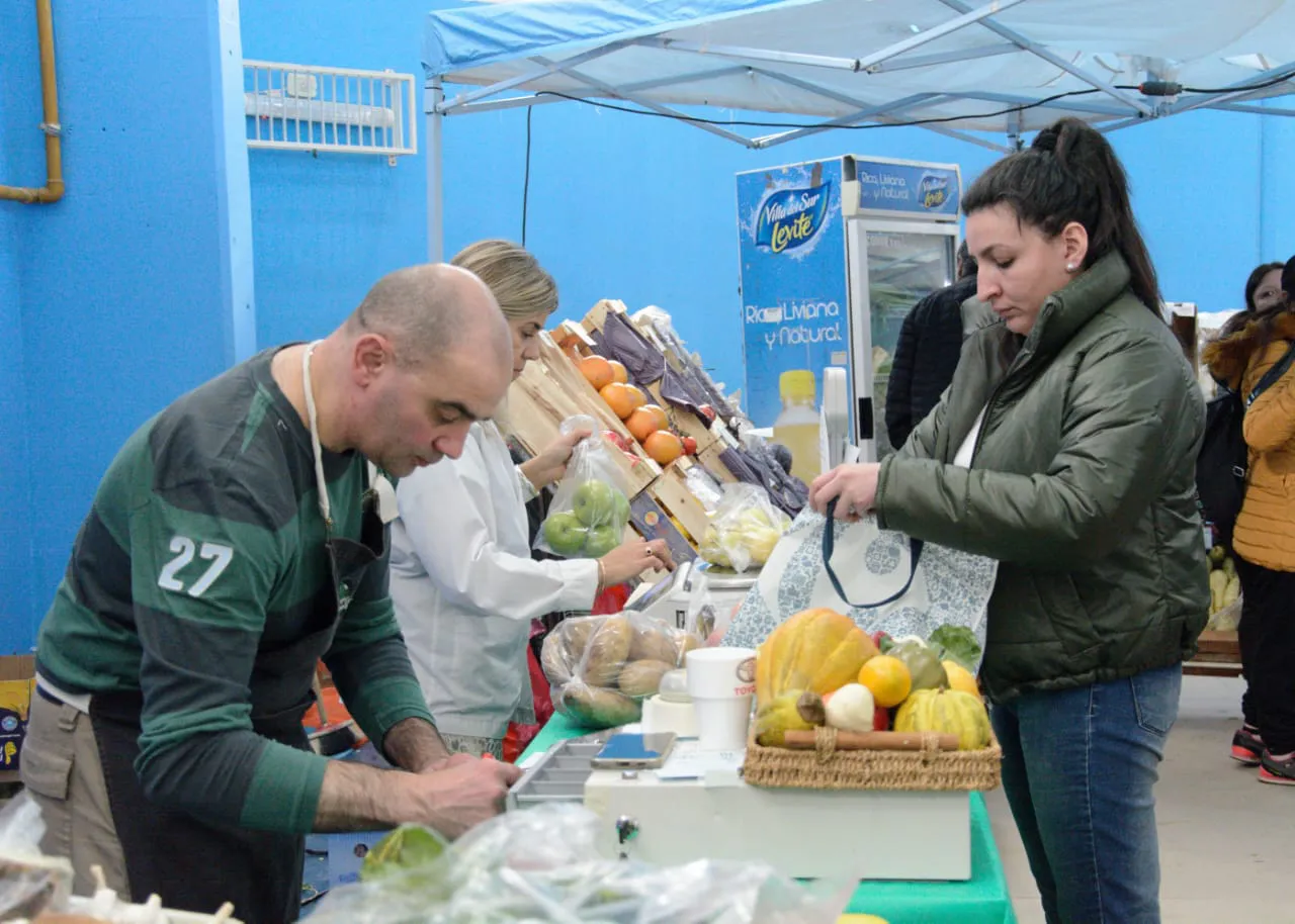 Este sábado los vecinos aprovecharon los precios bajos en el Mercado en Tu Barrio