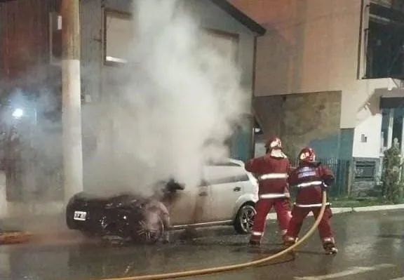 Por una falla eléctrica un automóvil se incendió en la ciudad de Ushuaia