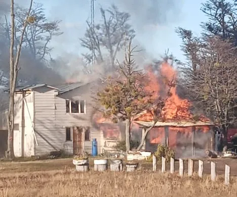 Un incendio consumió una casa en la zona del aserradero Vanholpen de Tolhuin (1)