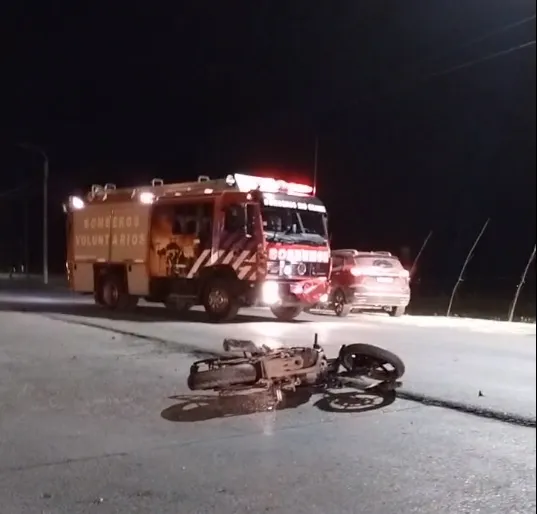 Motociclista en estado crítico al ser embestido por un automóvil que se dio a la fuga