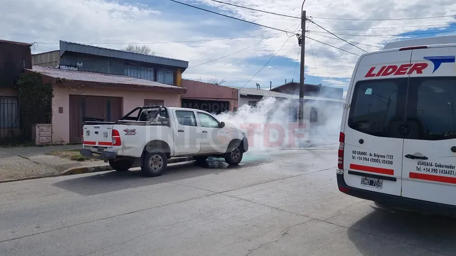 Un desperfecto eléctrico provocó un incendio sobre una camioneta estacionada (3)