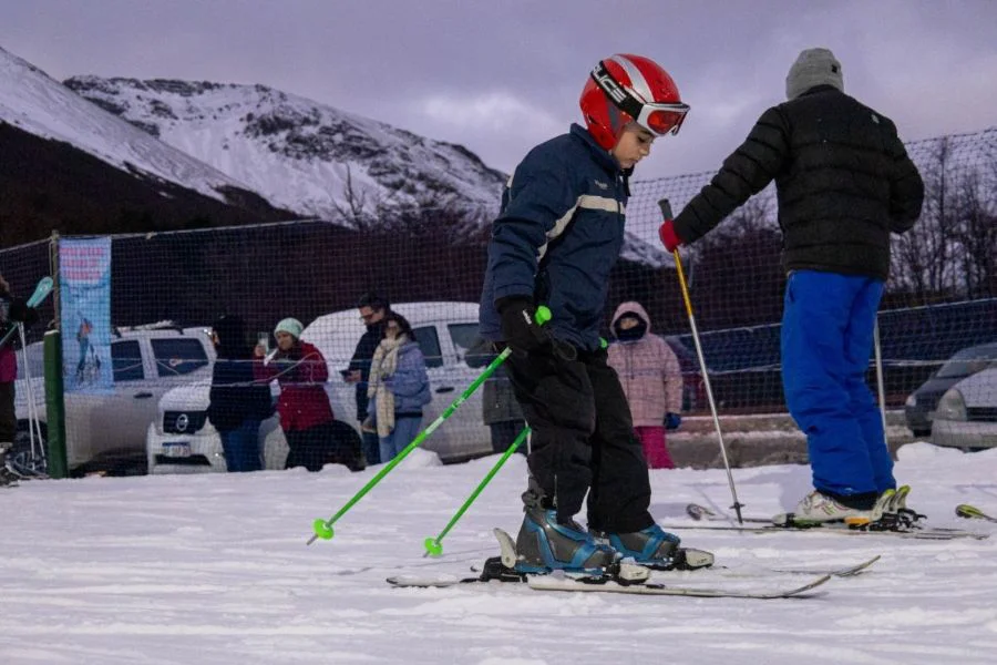 Continúa dictándose en Ushuaia el curso de iniciación al esquí alpino en el Martial