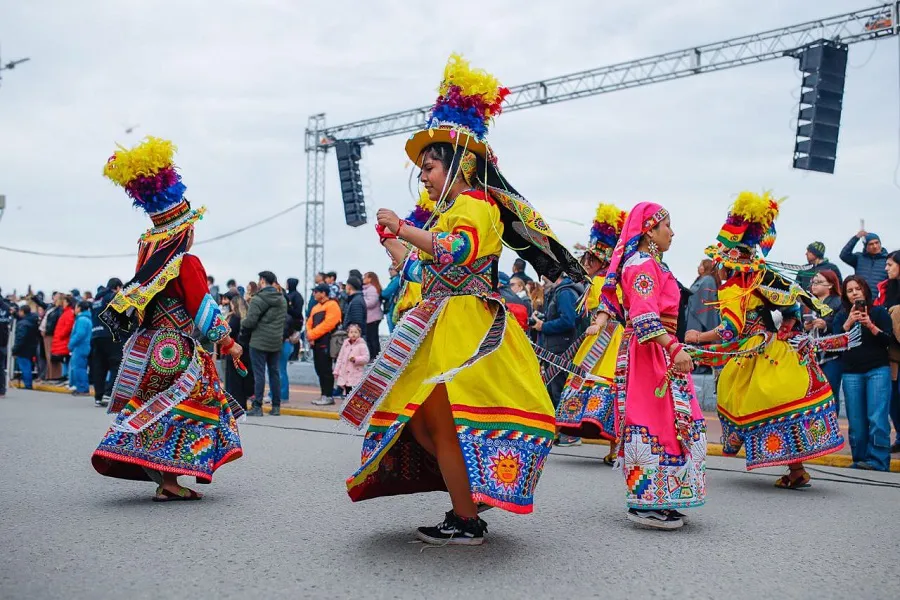 Una multitud acompañó el desfile por los 140 años de la ciudad de Ushuaia  (9)