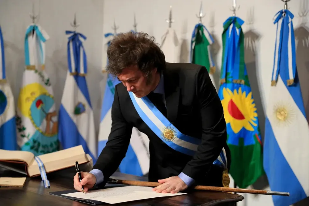 El Presidente Milei firmó en Tucumán el Pacto de Mayo junto a 18 gobernadores   (3)