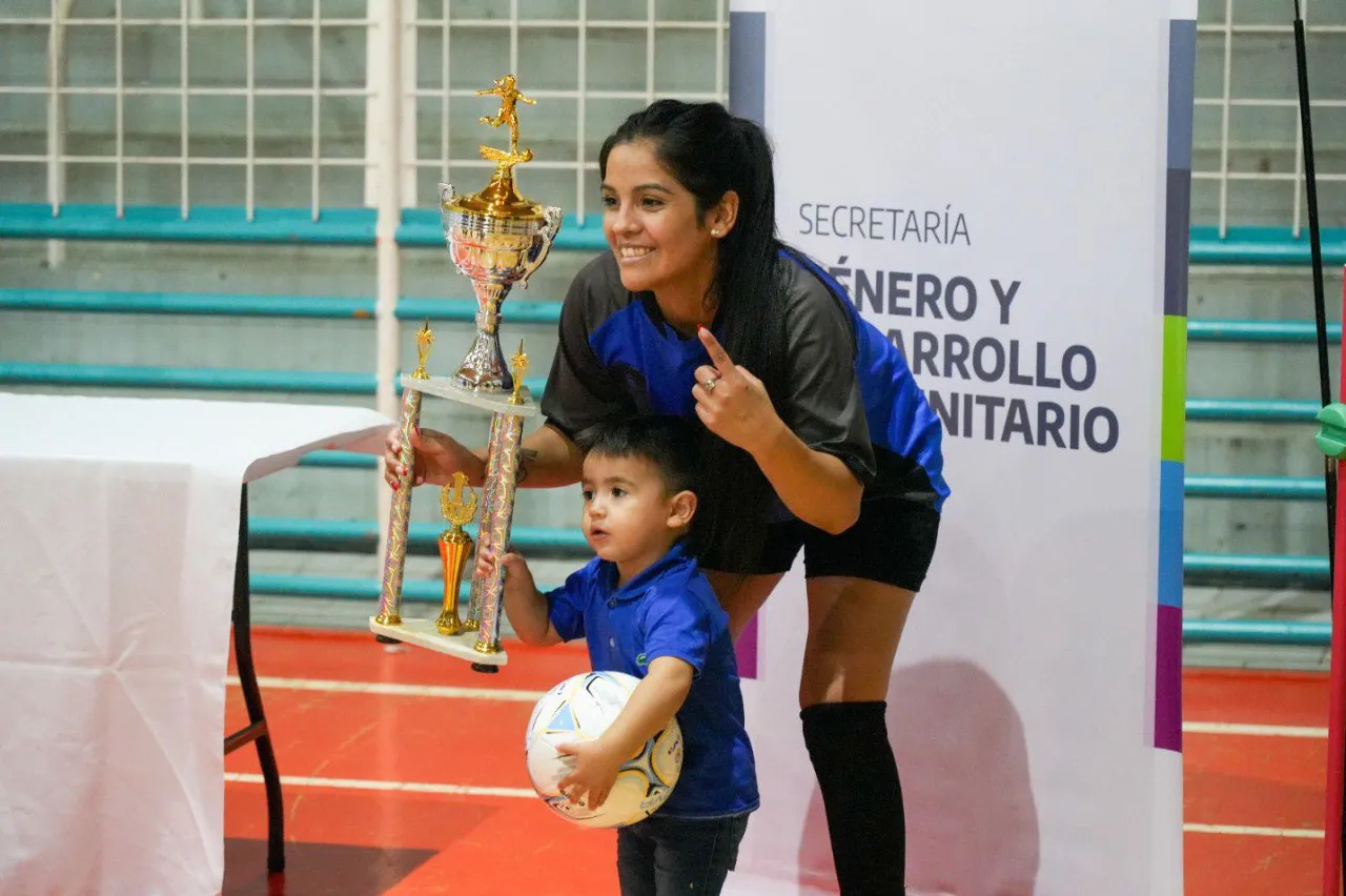 Más de 300 mujeres participaron del torneo de futsal femenino Mujeres Centenarias (3)