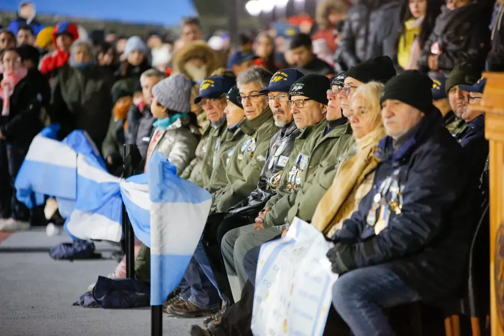 Los vecinos de Río Grande acompañaron a los veteranos en la tradicional Vigilia (2)