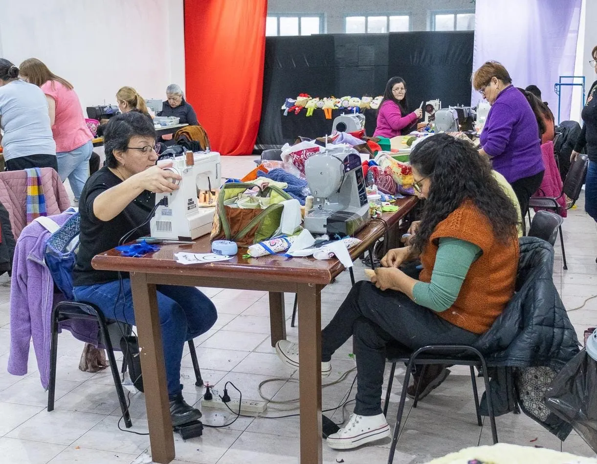 Confeccionan muñecos con materiales reciclables para repartir entre los niños