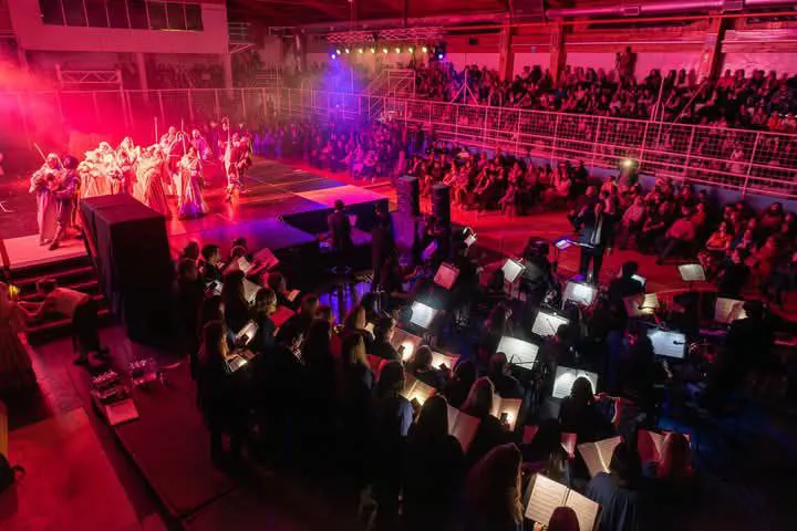 Se presentó la obra “Del Pesebre a la Cruz” con la participación de 150 artistas (3)