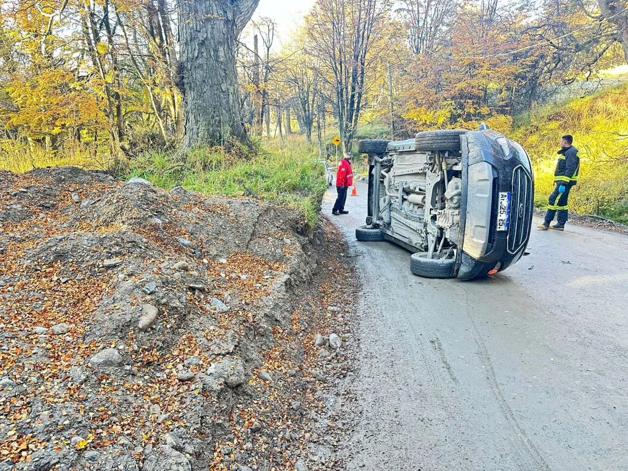 Una camioneta volcó sobre uno de los ingresos al barrio Dos Banderas