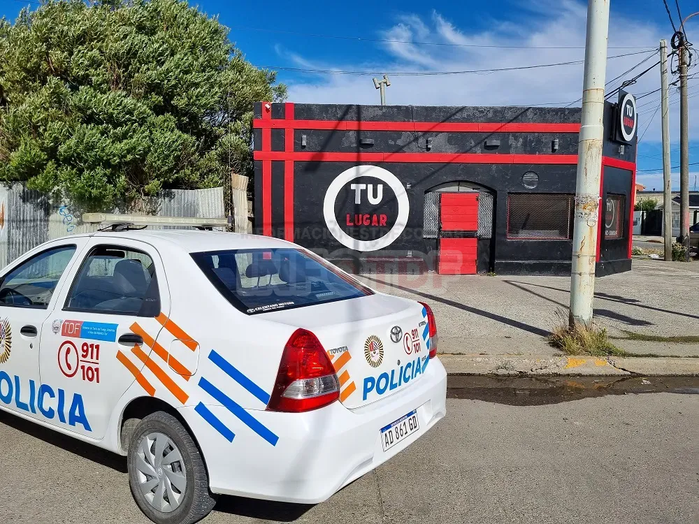 Violento enfrentamiento entre personas en la puerta del local nocturno Tu Lugar