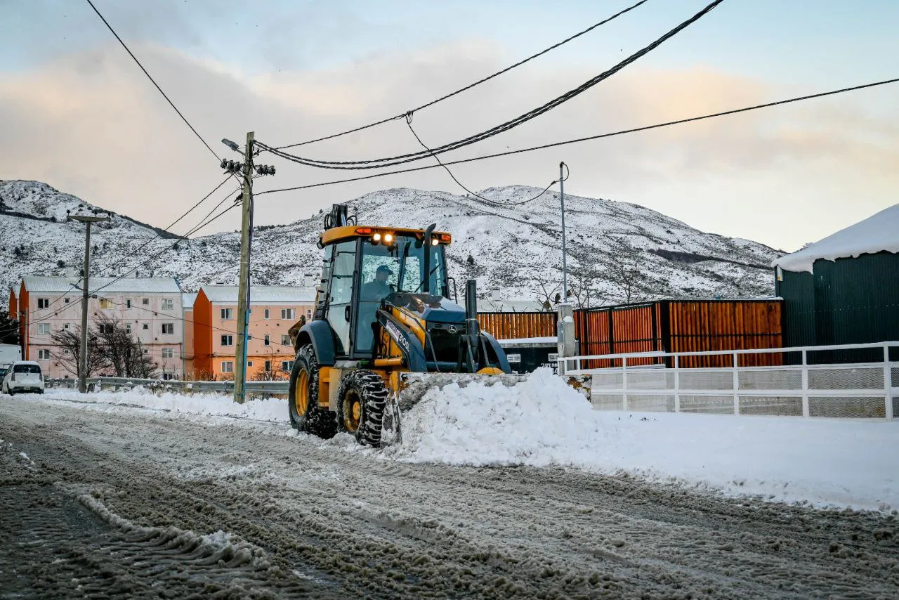 Cuadrillas municipales realizaron el despeje de nieve sobre las calles de Ushuaia