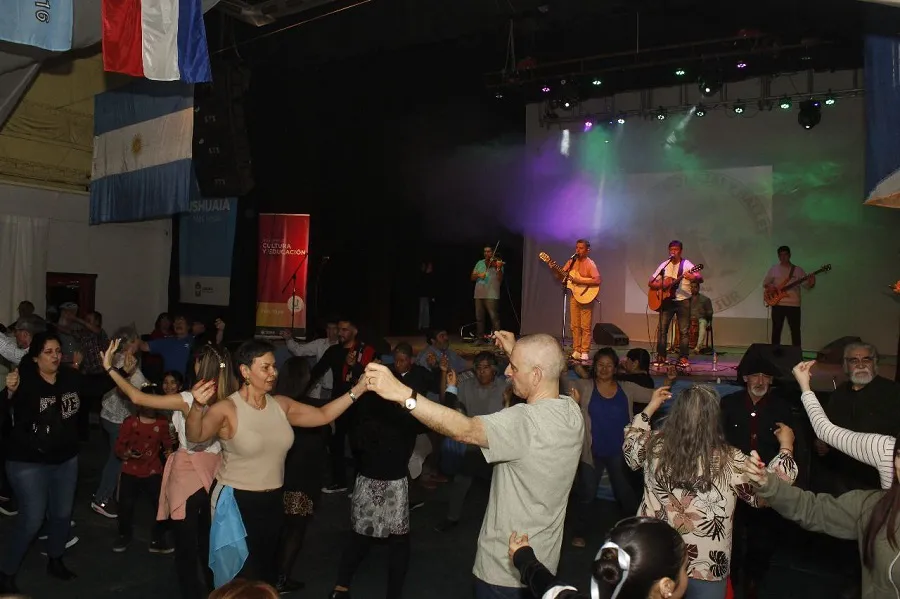 Se realizó la peña “40° Aniversario del Ballet Cruz del Sur” en la ciudad de Ushuaia (1)