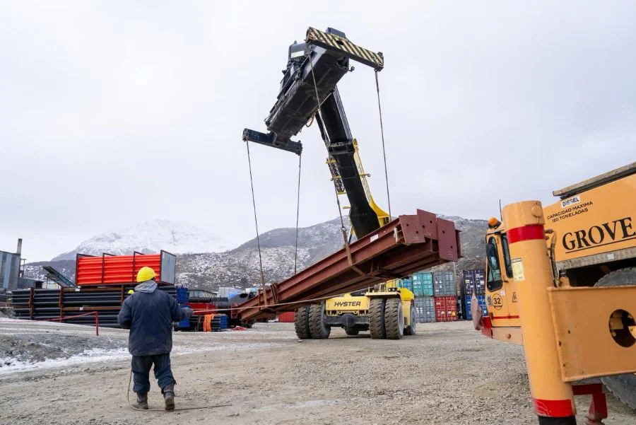 Más de 4-500 toneladas de equipamiento de la nueva usina ya fue descargado