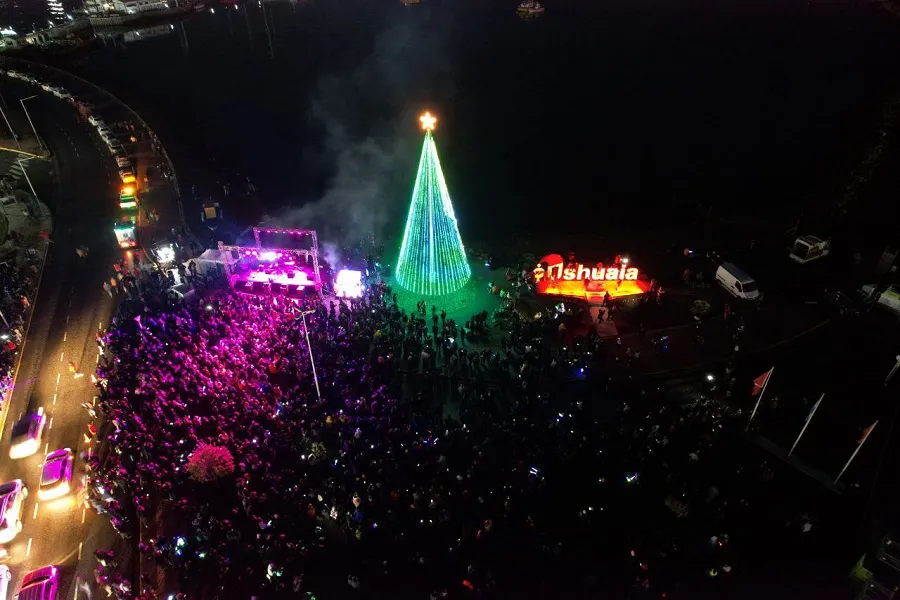 Ushuaia celebró con el encendido del Árbol de Navidad con shows musicales (1)