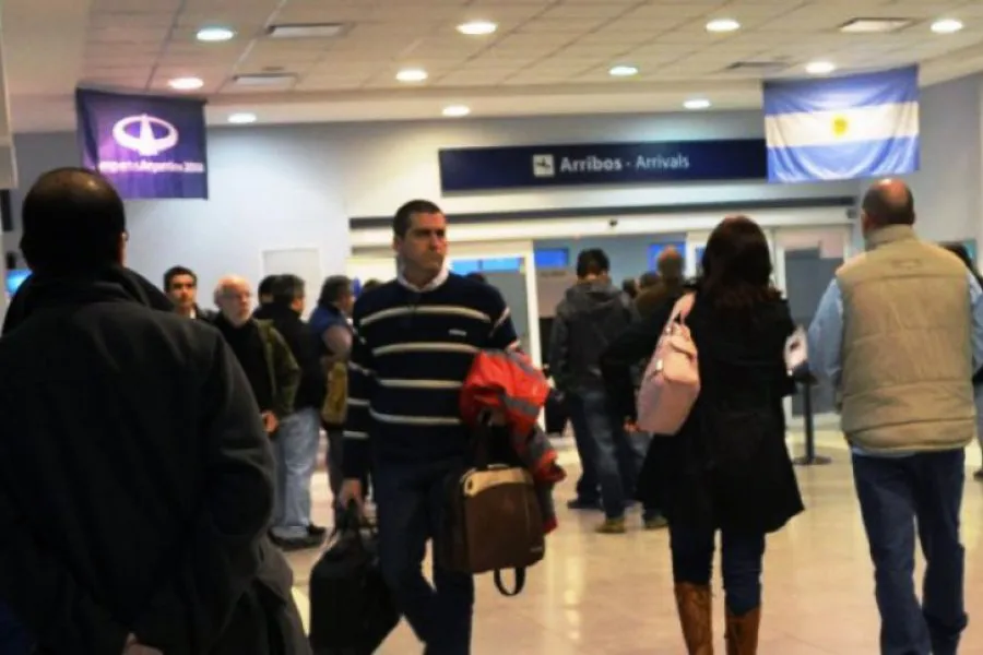 Habilitarán a remises a ingresar al aeropuerto ante la falta de cobertura de taxis