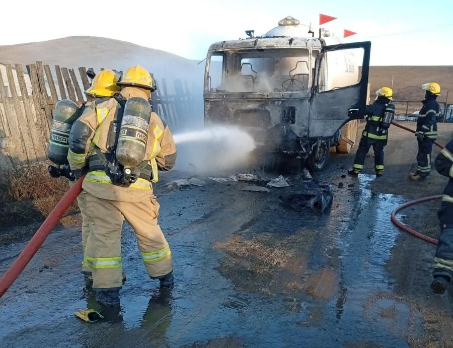 Momentos de tensión al incendiarse un camión que transportaba gas en margen sur