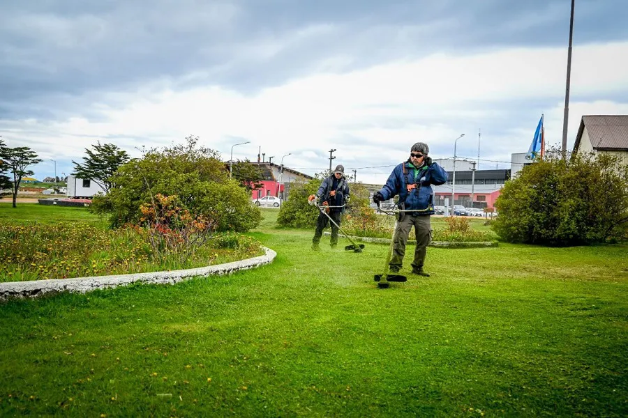 Se realizan trabajos de embellecimiento sobre el Paseo de las Rosas en Ushuaia  (2)