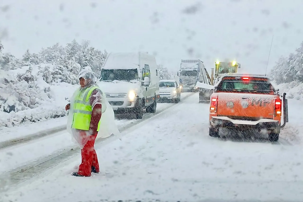 Ante las intensas nevadas solicitan la utilización de cubiertas de invierno sobre la ruta (1)