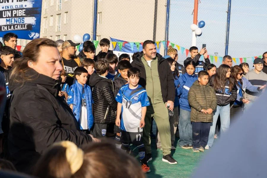Vuoto participó del acto junto a chicos del Club El Porvenir