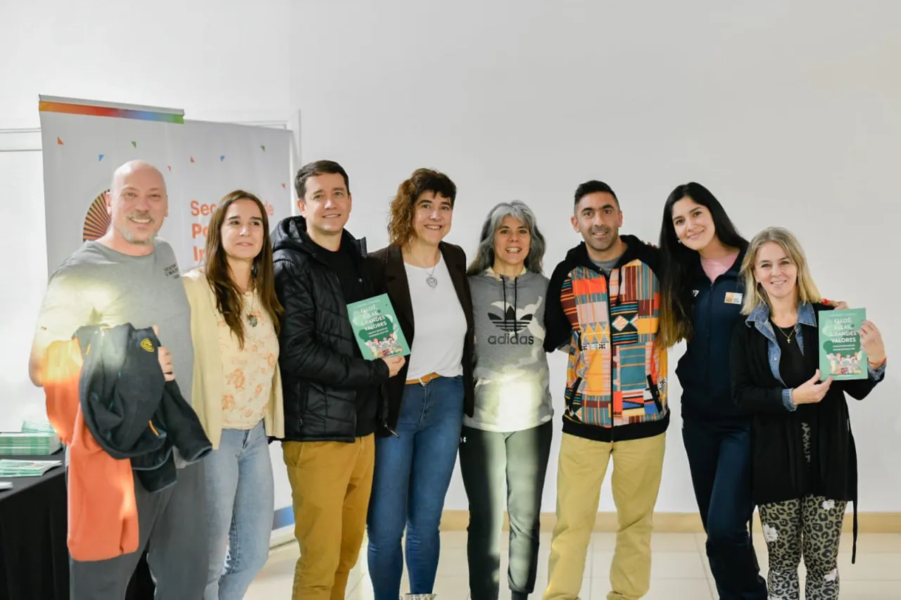 Educación recibió la donación de 280 ejemplares de un libro escrito por docentes