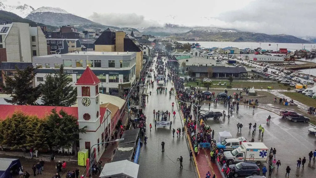 Este lunes abren inscripciones para participar del desfile por el 140° Aniversario de Ushuaia  (1)
