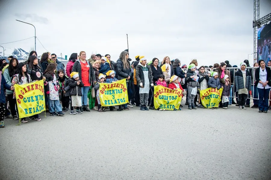 Una multitud acompañó el desfile por los 140 años de la ciudad de Ushuaia  (3)