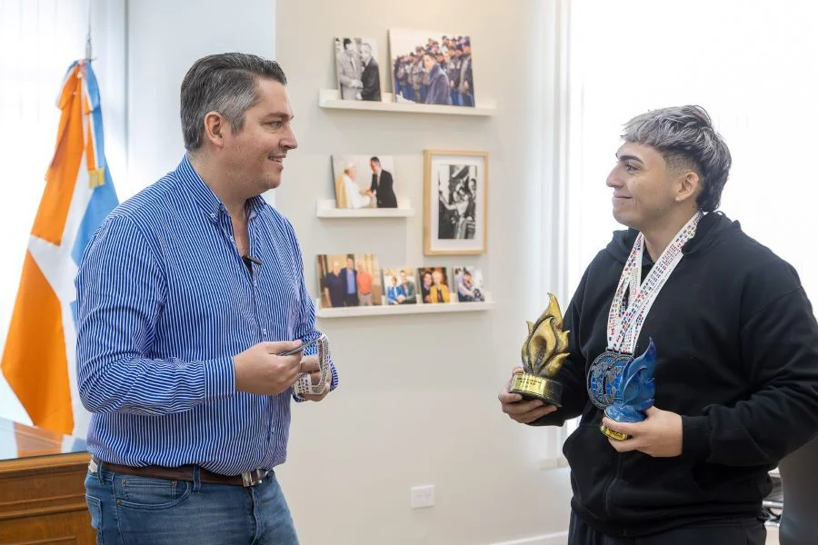 Thiago Martínez junto al Intendente Perez