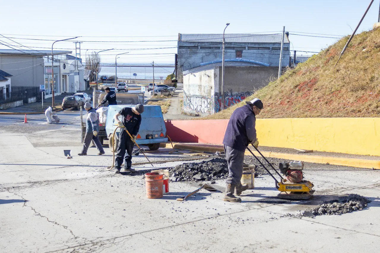 Avanzan los trabajos de bacheo sobre la zona céntrica de Río Grande