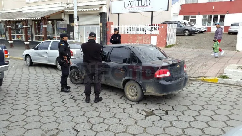 Amenazaron a una persona con un cuchillo dentro de una aseguradora (2)