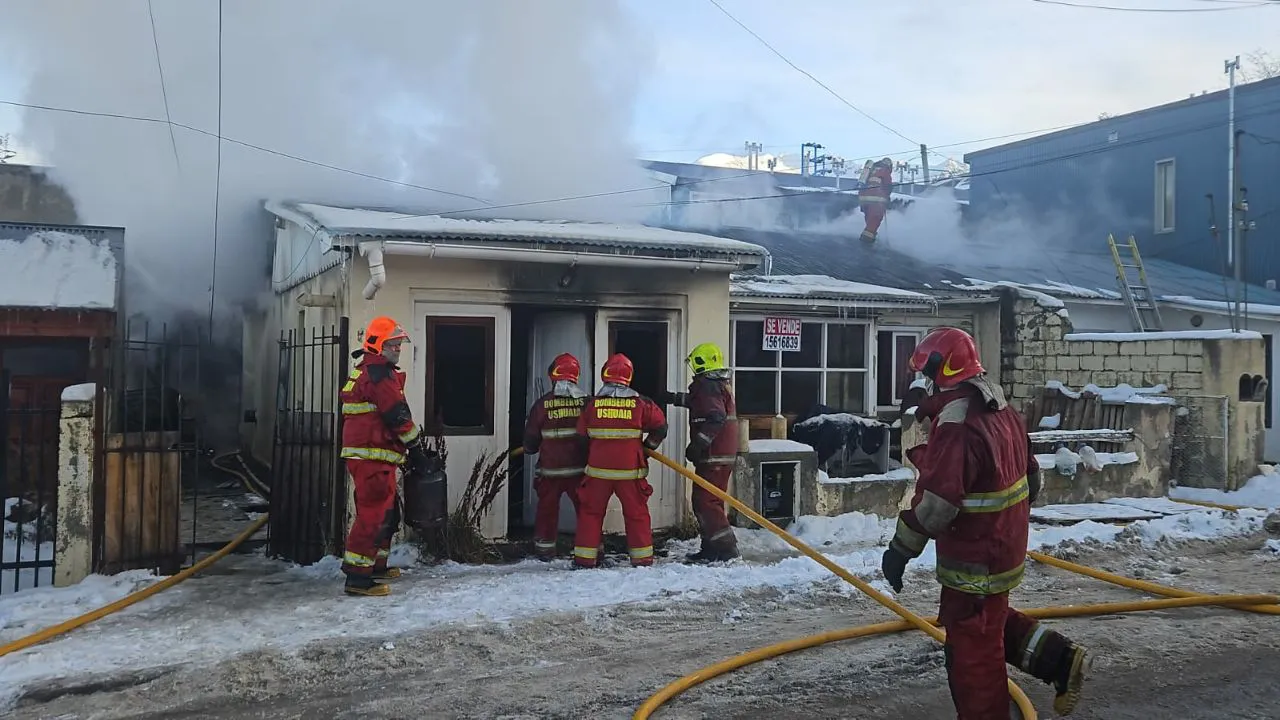 Conectaba una garrafa y se desató un incendio que arrasó con toda una casa en Ushuaia
