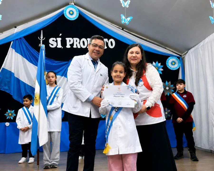 Alma Ormaechea junto a los maestros antárticos en Base Esperanza