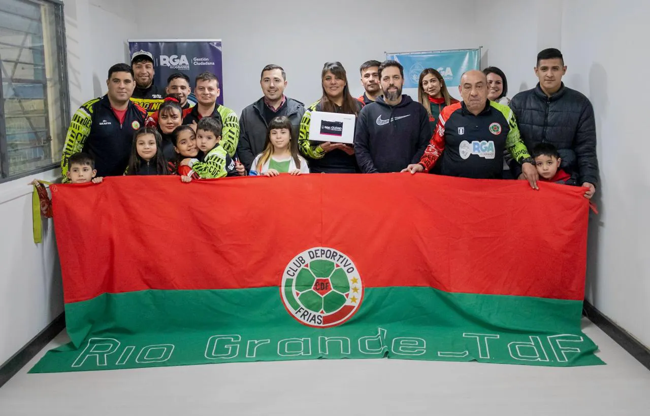 Instituciones deportivas de la ciudad recibieron computadoras y tablets del municipio (2)