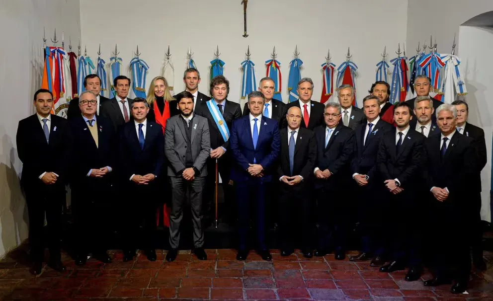 El Presidente Milei firmó en Tucumán el Pacto de Mayo junto a 18 gobernadores   (1)