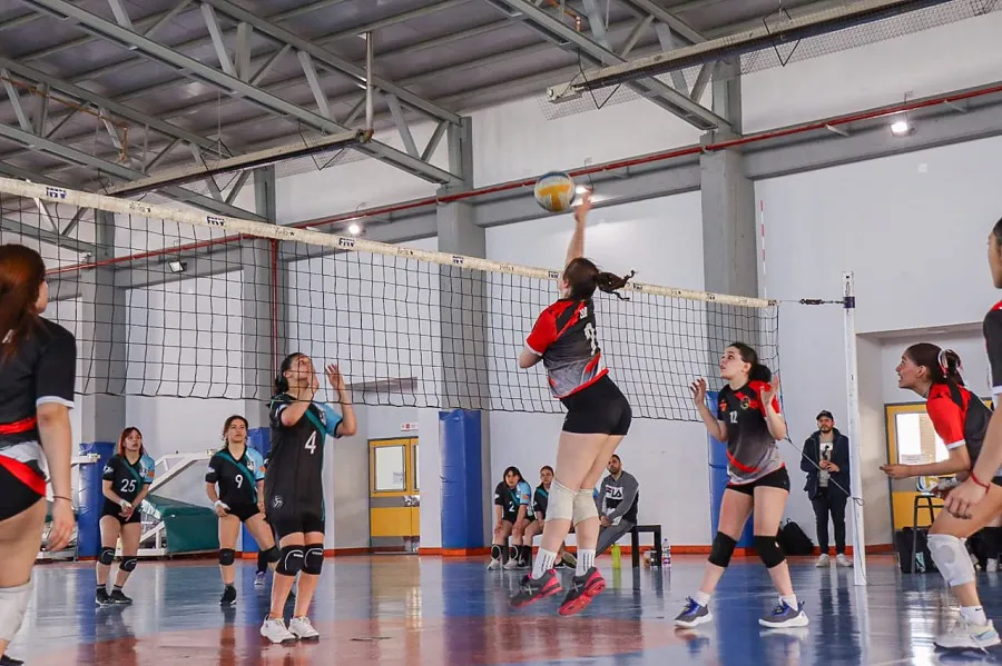 Las chicas de Universitario se consagraron campeonas del Vóley Sub-15 (1)