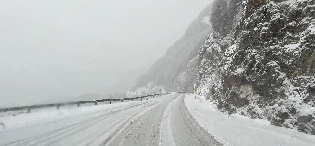 A raíz de las intensas nevadas solicitan transitar con precaución por la ruta