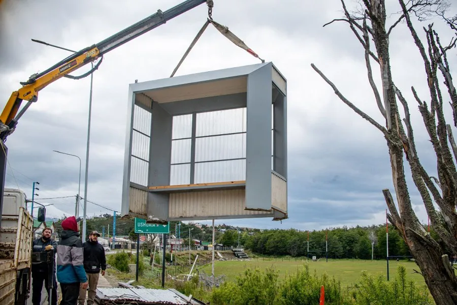 Continúa la colocación de nuevas garitas de colectivos en la ciudad de Ushuaia  (3)