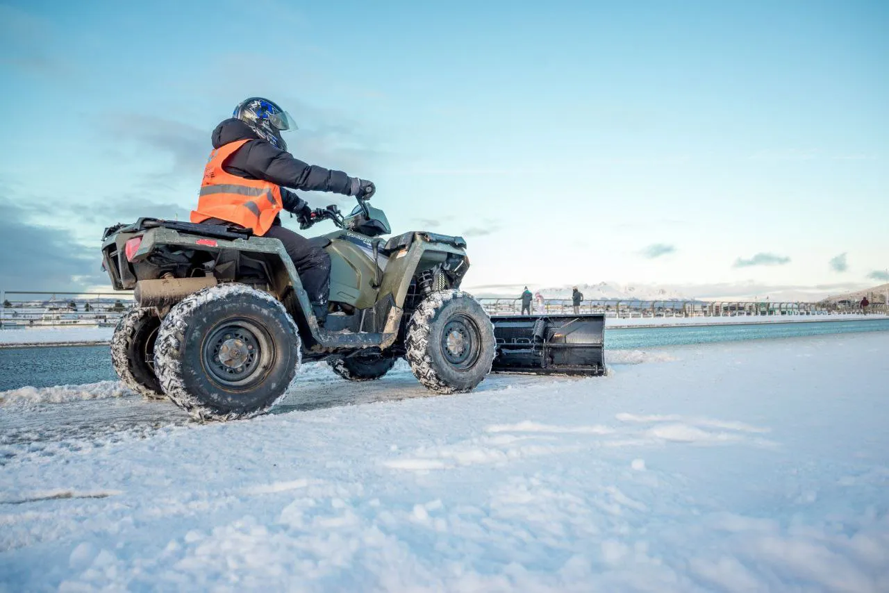 Avanzan los trabajos de despeje y limpieza de nieve en toda la ciudad de Ushuaia  (1)