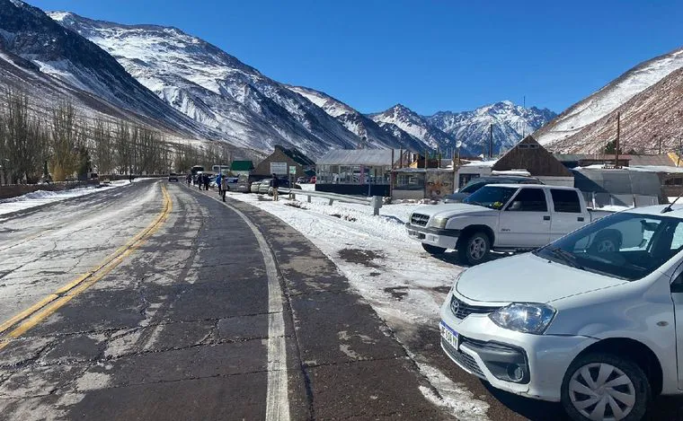 Tras las nevadas abrió el Paso Cristo Redentor con un intenso movimiento hacia Chile