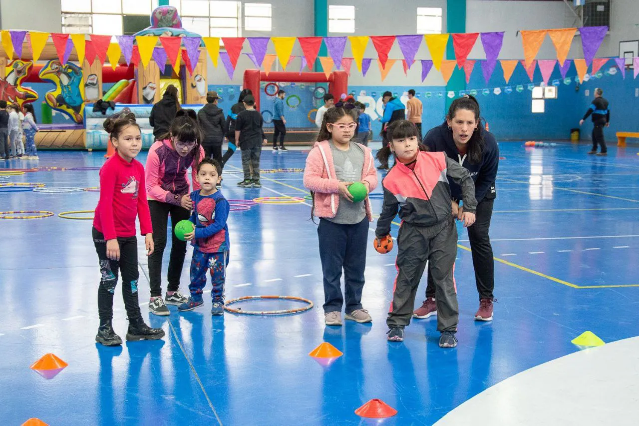 Una gran cantidad de chicos participan de las “Jornadas Recreativas de la Muni”