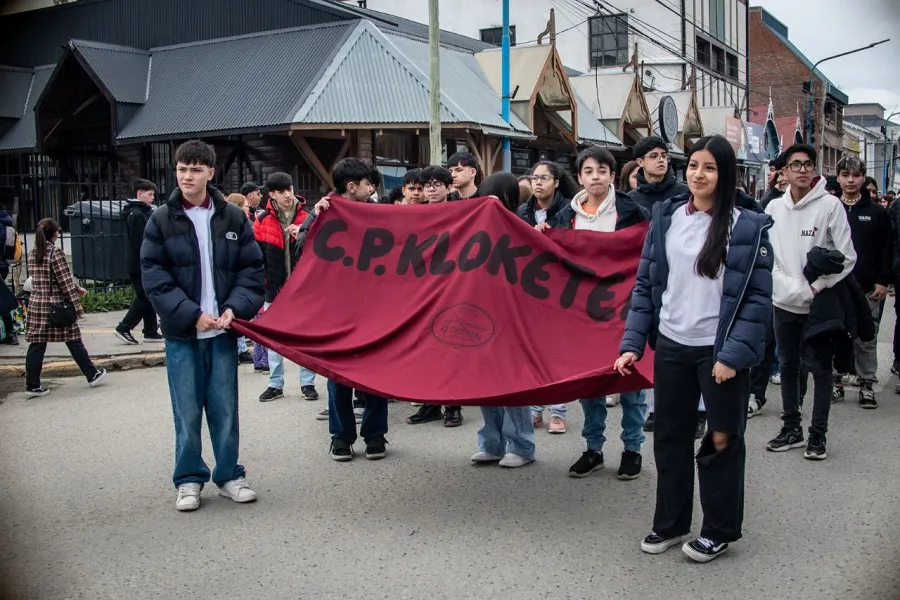 Una multitud acompañó el desfile por los 140 años de la ciudad de Ushuaia  (4)