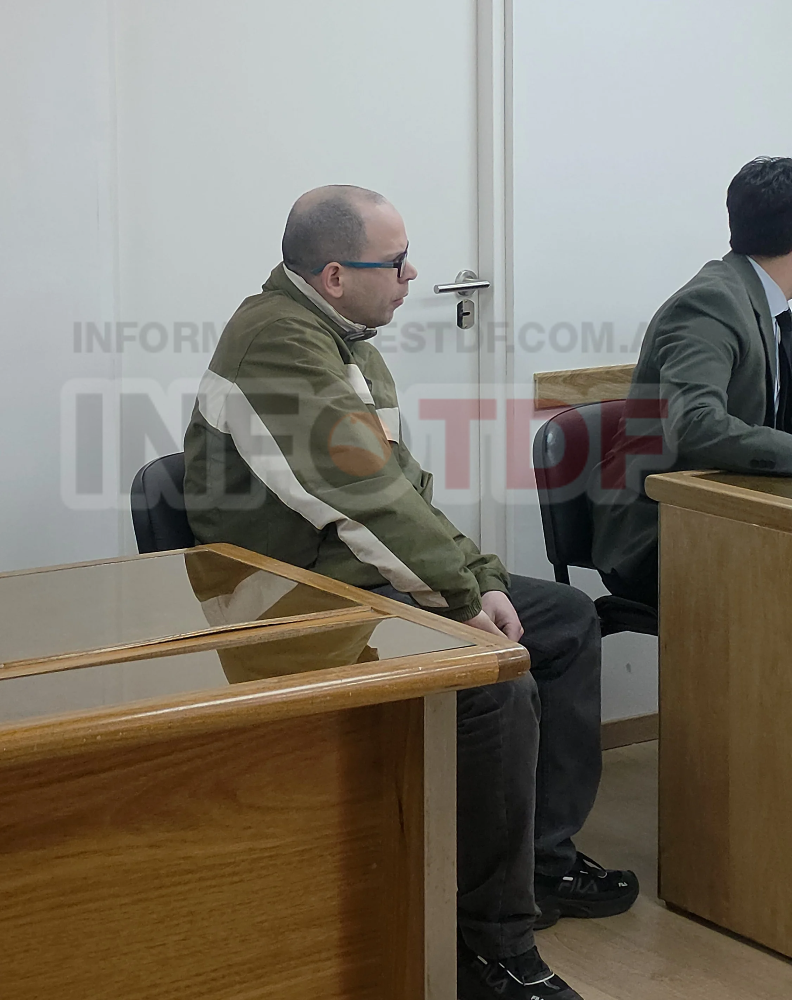 Gustavo Cutroaranda escuccha el veredicto de los jueces
