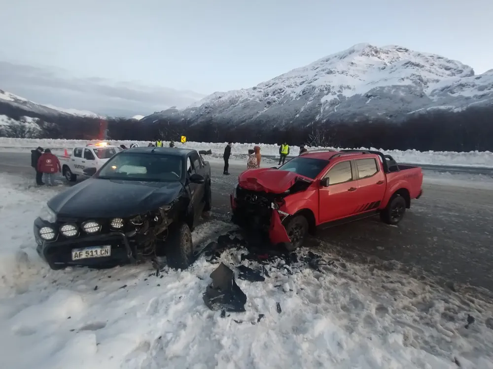 Dos camionetas chocaron frontalmente en el sector del Paso Garibaldi (1)