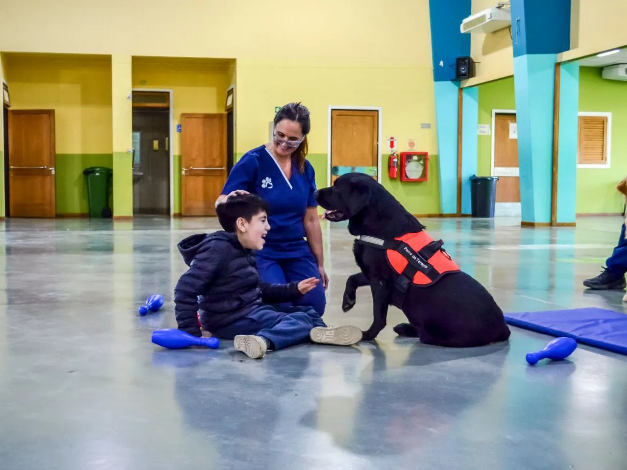 Alumnos de la Escuela N°41 trabajan junto al dispositivo de Terapia Asistida con Perros (3)