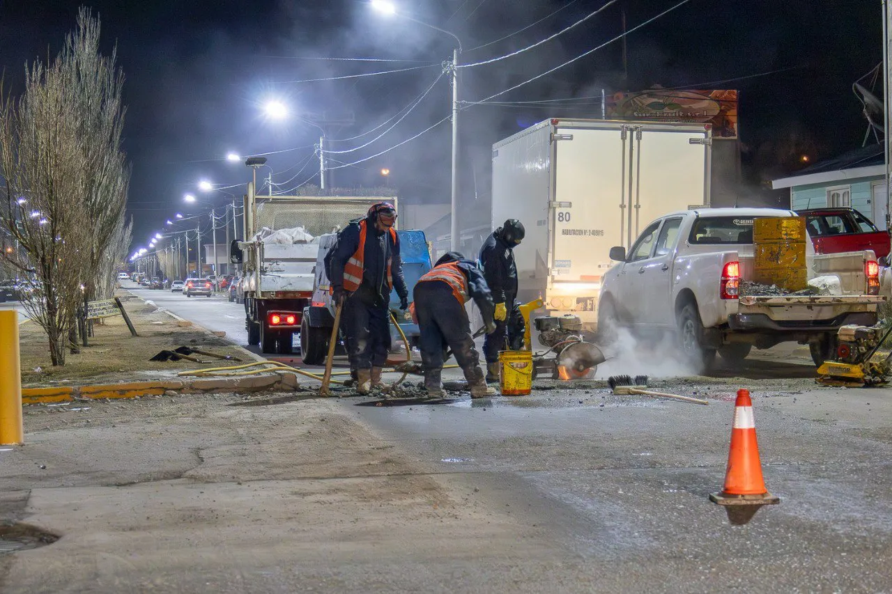 Se llevaron adelante trabajos de bacheo nocturno sobre calle 9 de Julio y Alberdi