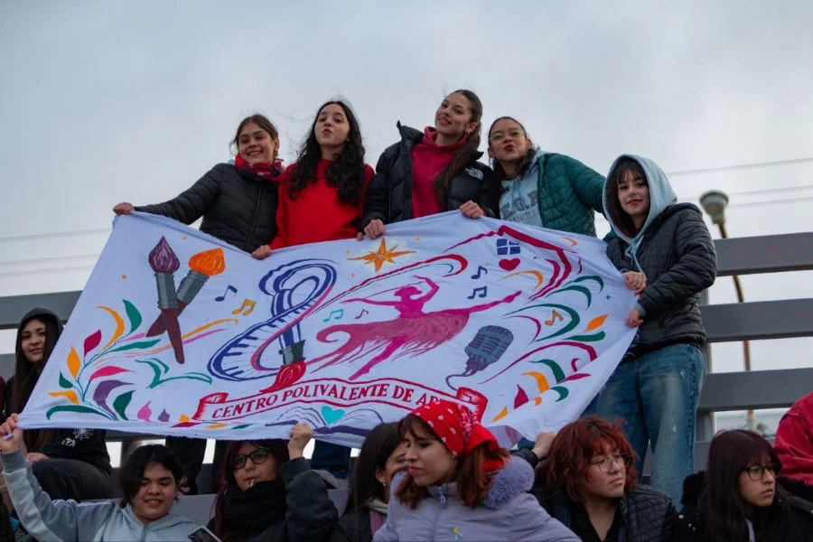 Los jóvenes acompañaron a sus colegios