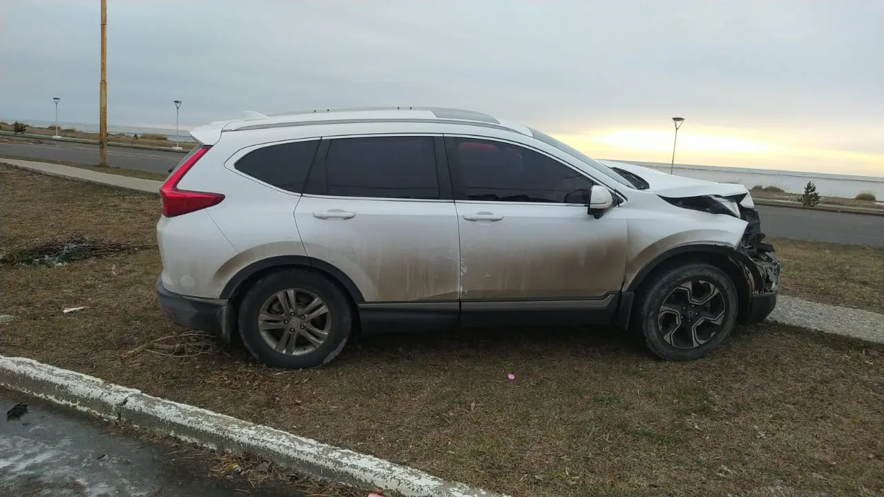 Conductora chocó contra un vehículo estacionado y se arrojó de su camioneta  (1)