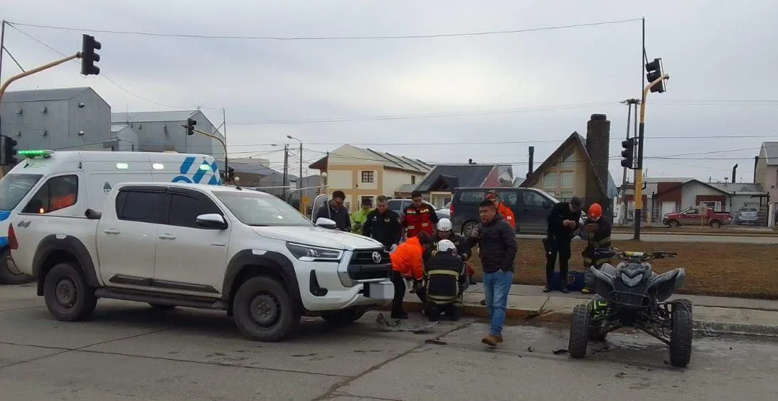 Conductor de un cuatriciclo fue hospitalizado al ser chocado por una camioneta