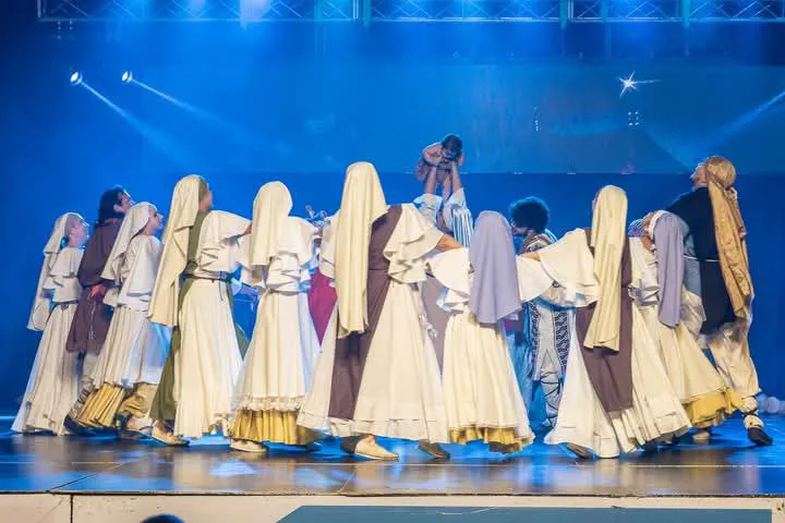 Se presentó la obra “Del Pesebre a la Cruz” con la participación de 150 artistas (4)