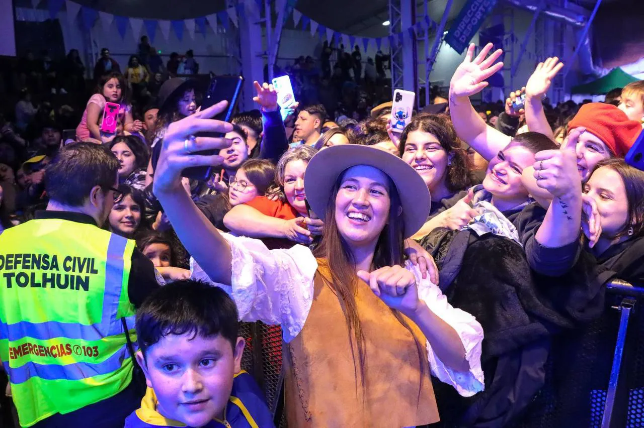 La ciudad de Tolhuin se sumó a la peña solidaria y revolucionaria por el 25 de Mayo (4)