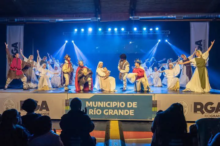 Se presentó la obra “Del Pesebre a la Cruz” con la participación de 150 artistas (1)
